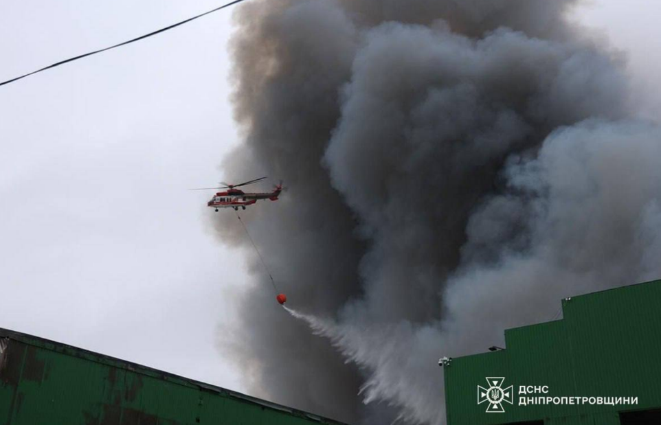 Рятувальники залучили авіацію: у Дніпрі внаслідок ракетної атаки РФ горять склади з медикаментами та шинами 